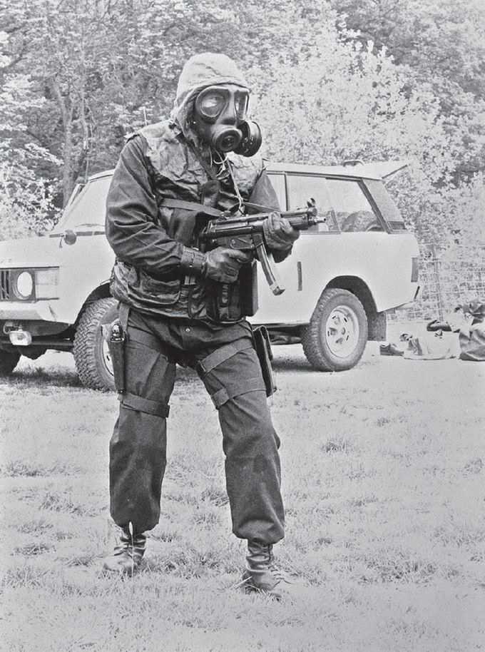 war1870's tweet photo. The assault vest used by the Portuguese GOE. This is a copy of the mk1 assault vest used by the SAS CRW during the siege of Iranian embassy. The Portuguese GOE made some modifications to suit their own needs. https://t.co/WmjKPklXft
