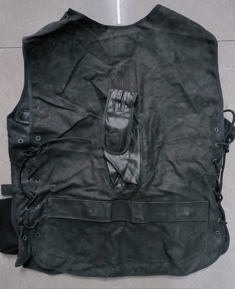 war1870's tweet photo. The assault vest used by the Portuguese GOE. This is a copy of the mk1 assault vest used by the SAS CRW during the siege of Iranian embassy. The Portuguese GOE made some modifications to suit their own needs. https://t.co/WmjKPklXft