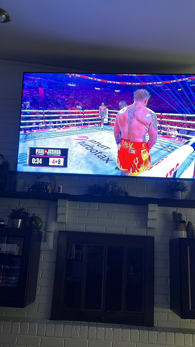 In the script Joshua isn’t supposed to move making Paul connect but muscle memory makes him move causing Paul to fall #jakepaulvsanthonyjoshua