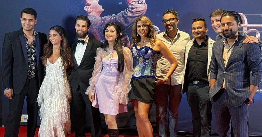 _pranam_'s tweet photo. Apparently I keep things in draft for a while.
Red carpet for #HindiVindi 

@neenagupta @mihirahuja_ @guysebastian @24sixfilms @ali.sayed.au @aniketdeshkar @jay.24six @rupantyakid @taldavida @mathewswift0 @cooper.lxs @simrangulatiofficial @drishya_24sixfilms @javedmohsin_official https://t.co/bvf9lQQLGC