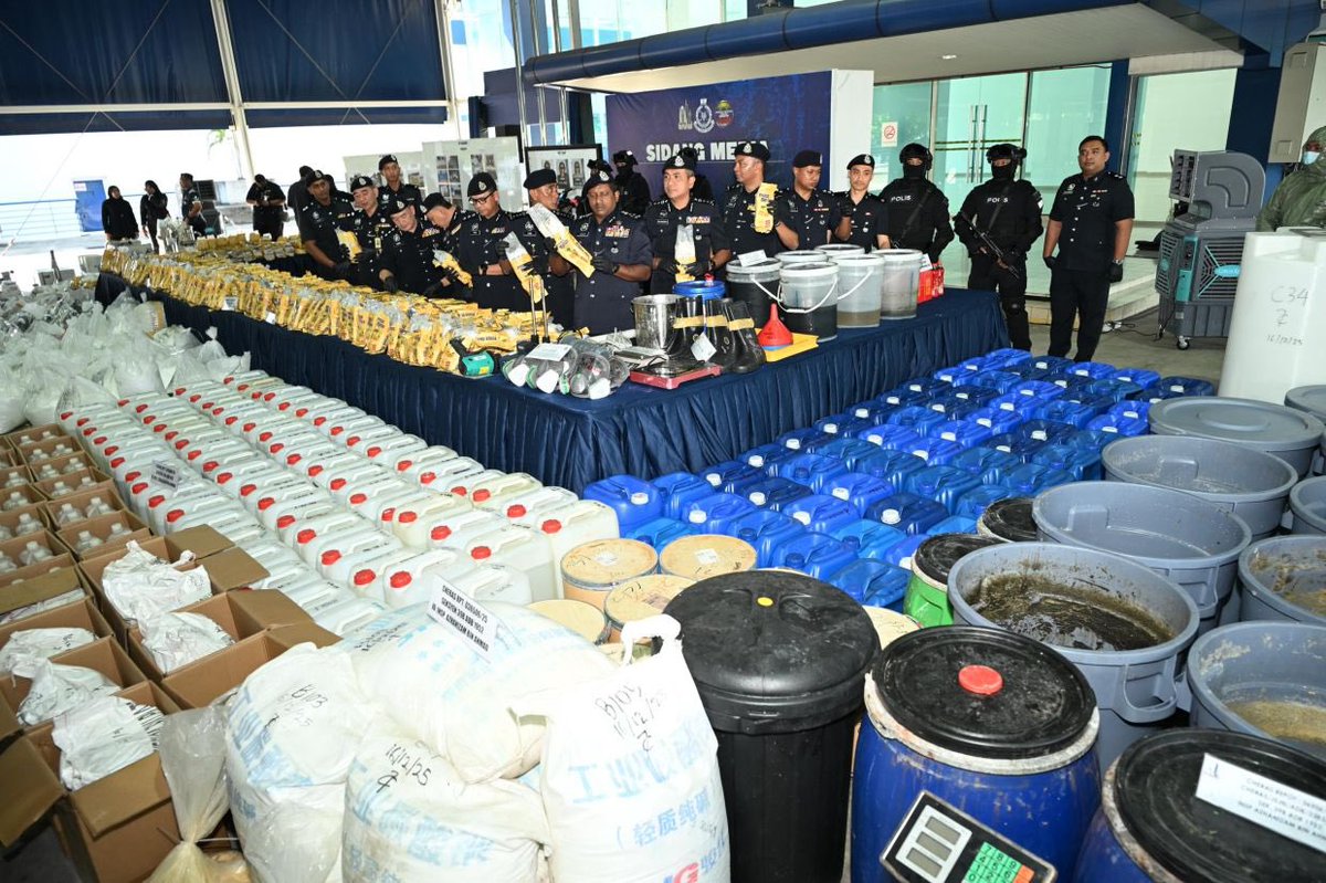 redzuanNewsMPB's tweet photo. Polis serbu banglo dijadikan makmal, 18 tan dadah bernilai RM1.5 bilion dirampas.

6 suspek ditangkap dalam beberapa serbuan di Lembah Klang itu. https://t.co/0hKMhl2p7R