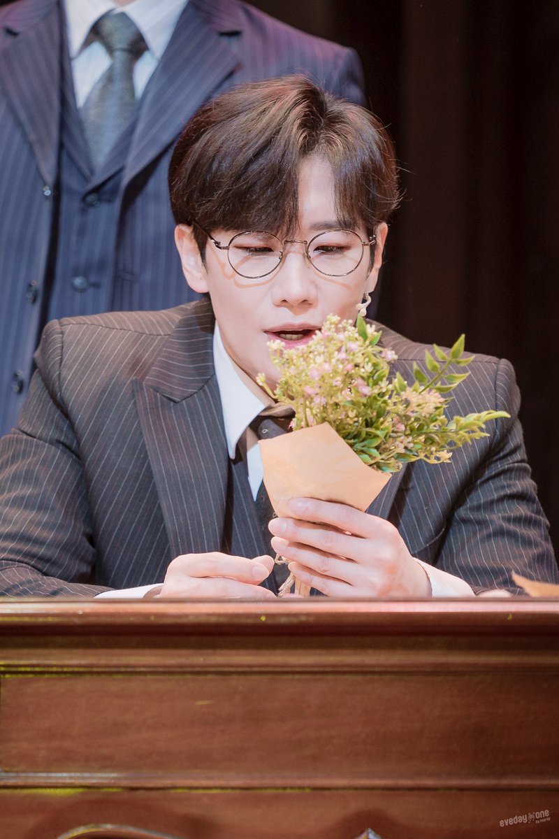 HeyreyP's tweet image. 251219 낮 팬레터 커튼콜
김해진 #김경수 #배우김경수

그이에게 주고 싶던 꽃과 함께