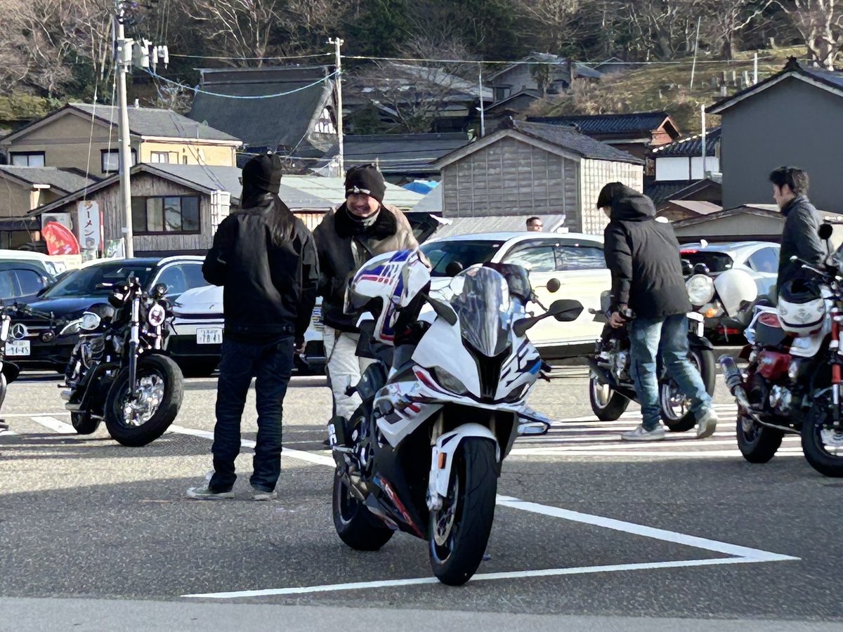 平均年齢、みな高し

オッサンライダーしかおらんよ（笑）

皆んな今日が乗り納めかな・・・
