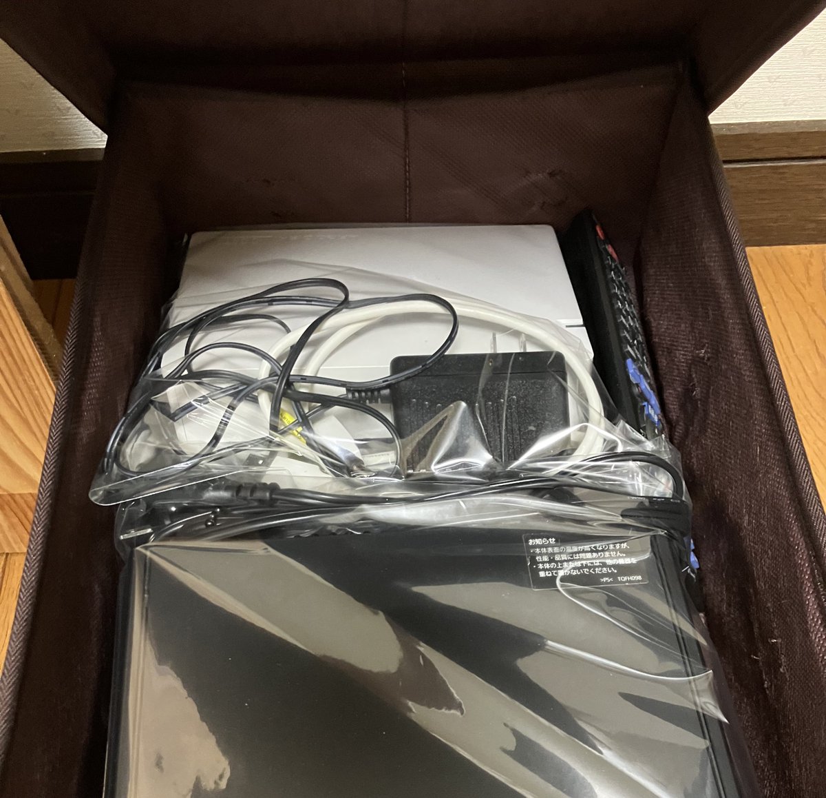 ari1528965's tweet photo. スカパー！のチューナーと古いデー��入ったHDD、置いとくと場所取って邪魔なのでコードごとまとめてクリア袋→収納箱に…
HDDはデータ整理してるけど、もっと片付いたら再度確認💡
片付け部屋作って今日からやってる😅

#捨て活 #片付け https://t.co/mZhBwcLvQ3