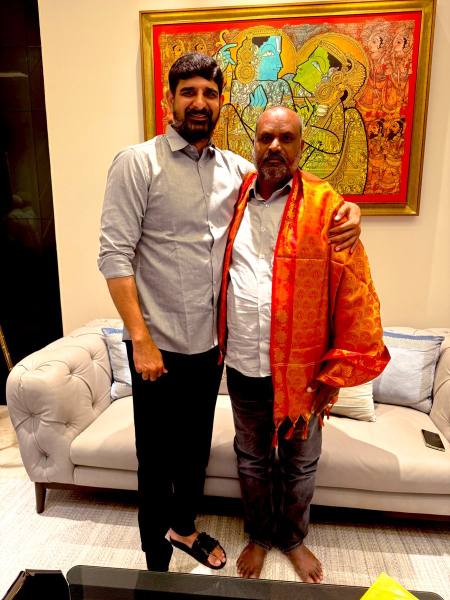 KaushikReddyBRS's tweet photo. తుమ్మనపల్లి గ్రామానికి నూతన సర్పంచ్‌గా గెలుపొందిన మాదవి రవీందర్ రెడ్డి  గారు, ఈరోజు గౌరవ హుజురాబాద్ శాసనసభ్యులు పాడి కౌశిక్ రెడ్డి గారిని మర్యాదకపూర్వకంగా కలిశారు. ఈ సందర్భంగా ఆయనకు శుభాకాంక్షలు తెలియజేయడంతో పాటు, తుమ్మనపల్లి గ్రామ సమగ్ర అభివృద్ధికి తన సంపూర్ణ సహకారం అందిస్తానని ఎమ్మెల్యే పాడి కౌశిక్ రెడ్డి గారు హామీ ఇచ్చారు.