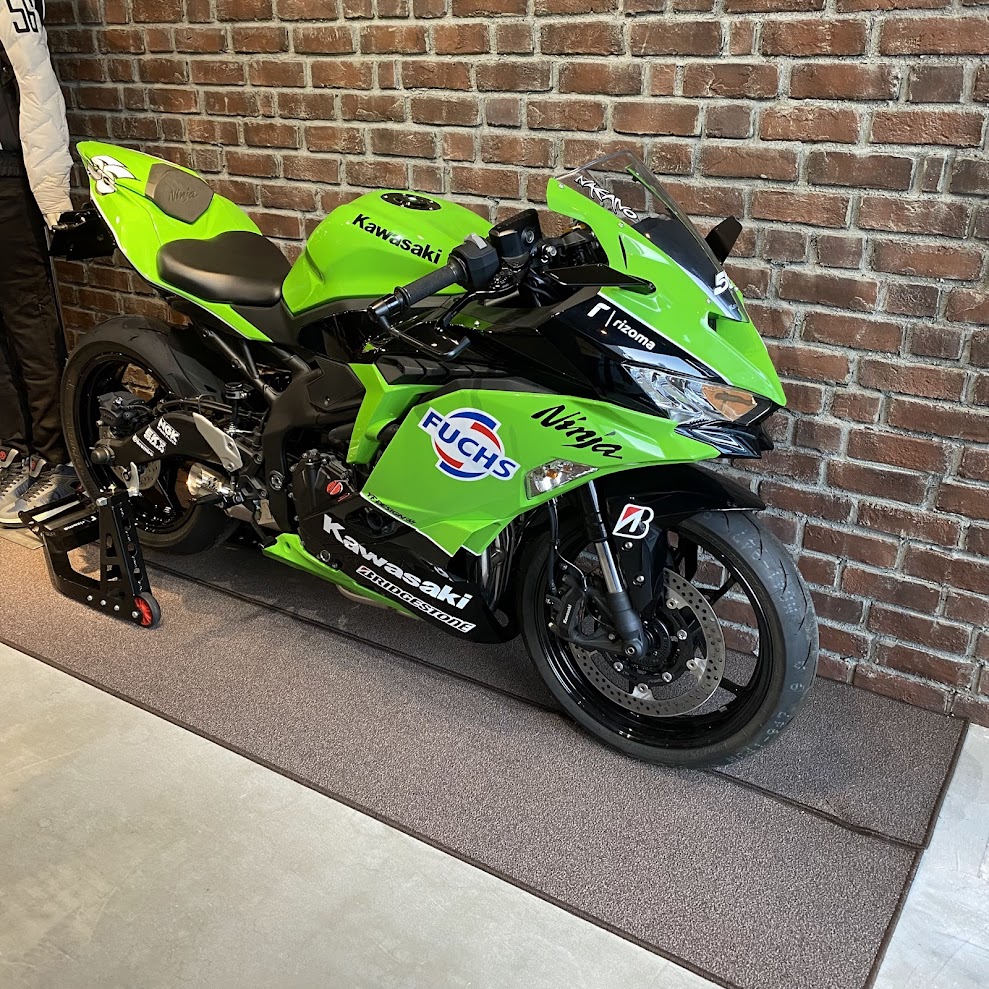 グリーン様•*¨*•.¸♬︎ 展示車両が新しくなりました!! Kawasaki ZX-25R 中野真矢さんの現役
