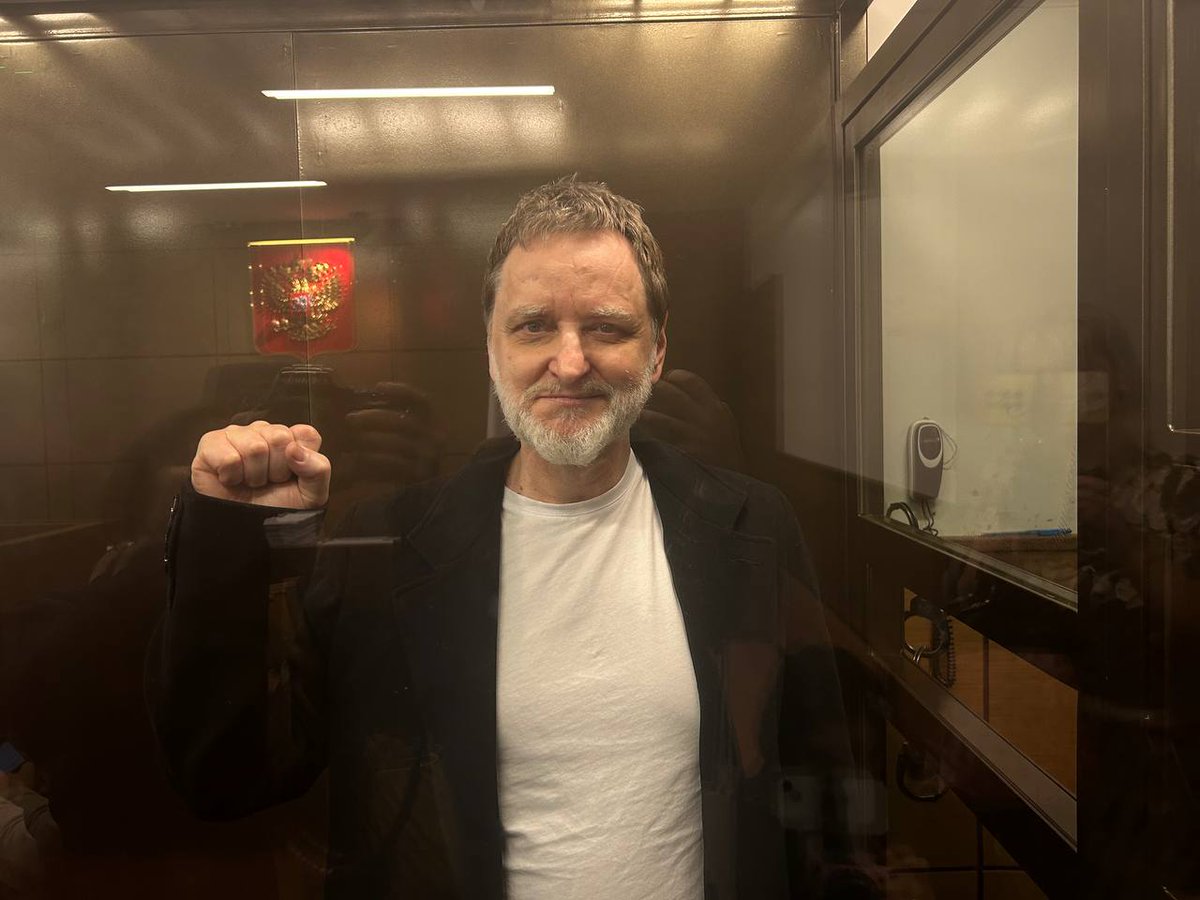 Доцента кафедры философии МГТУ Александра Нестеренко приговорили к трем годам колонии из-за украинских песен во «ВКонтакте».

Дедов сажали за анекдоты, а внуков сажают за песни...