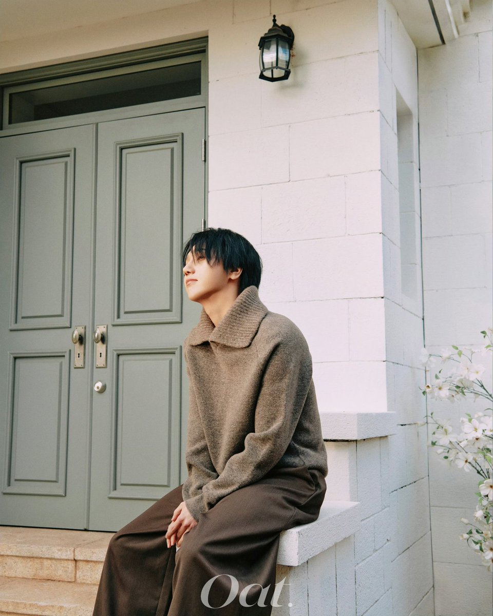 maeechizen_ys24's tweet photo. Yesung × Oat magazine 

清晨的光落在门前的台阶上，节奏慢而笃定。艺声的脚步不疾不徐，冬日因此显得柔软而有秩序。像是从一段安静的叙事中走来，刚好停在这扇门前。

靠在门框旁，肩线低垂，神情放缓，世界在这里短暂停顿，只剩下属于他的从容与安稳@.Yesung110684 

#예성 #艺声 #イェソン #Yesung https://t.co/tCsMEVCPH9
