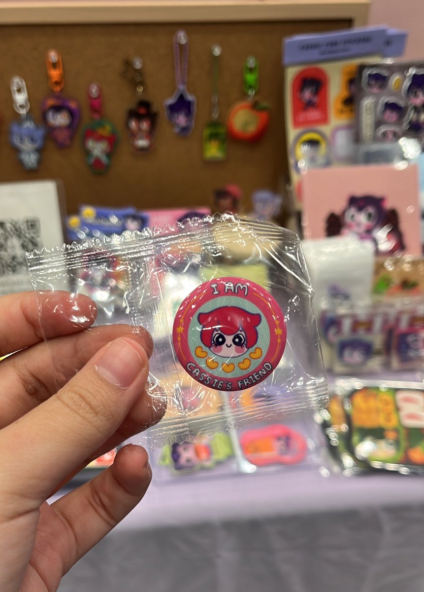 เข็มกลัดแคสซี่สีชมพูยังเหลือ ใครอยากมาแลกเข็มกลัด มาหากันได้ที่ H01-02 นะคับ อยู่หน้าประตูเยย ๆ #IFEXPOWINTER25