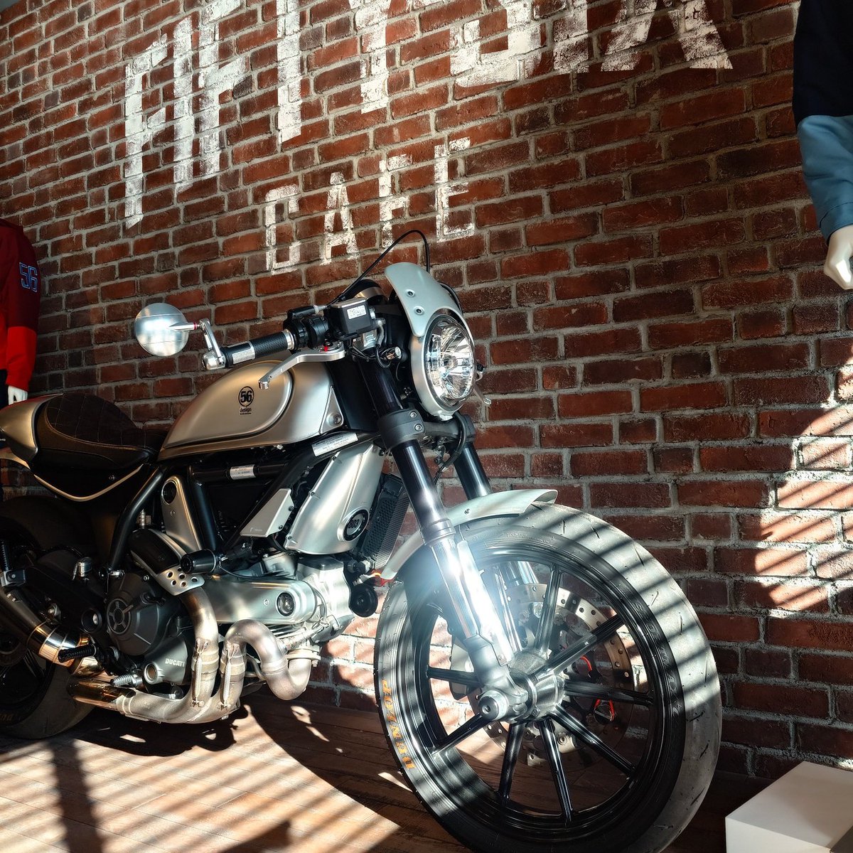 展示車両が新しくなりました!! Kawasaki ZX-25R 中野真矢さんの現役