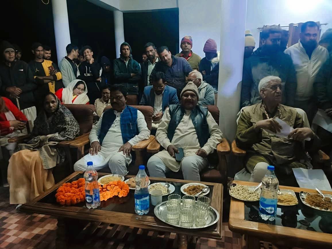 harikushwahaa's tweet photo. प्रतापपुर विधानसभा अंतर्गत रघुनाथनगर में सरगुजा महाराज परम आदरणीय श्री @TS_SinghDeo जी ने क्षेत्र की सम्मानित जनता एवं कांग्रेस कार्यकर्ताओं से आत्मीय भेंट–मुलाकात कर आमजनों की समस्याओं को गंभीरता से सुने।
@RahulGandhi @kcvenugopalmp @INCIndia  @SachinPilot
#TsBaba #TsSinghdeo https://t.co/ud673P4LP6