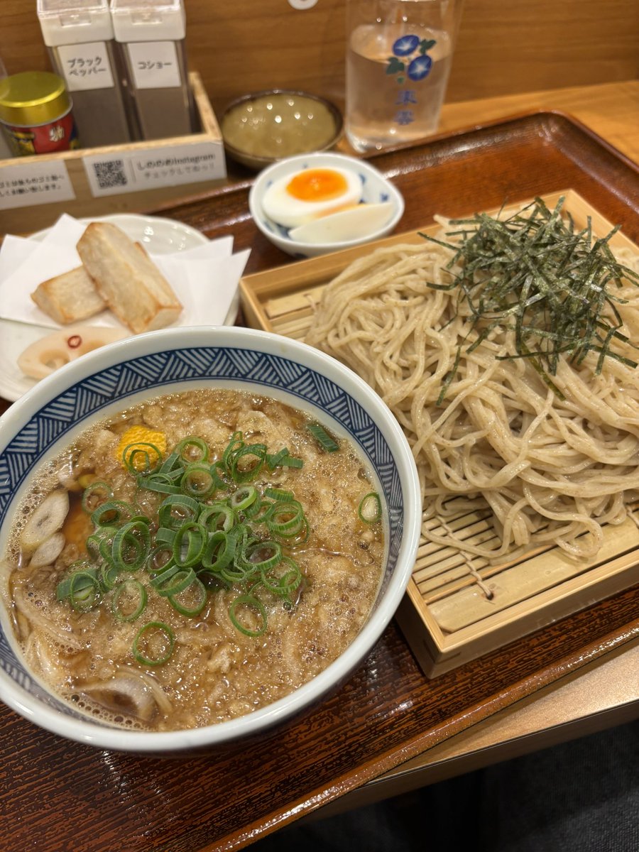 donasty2's tweet photo. しののめヌードル

つけたぬき“ぽんぽこ“ 大盛
豚バラ丼（すき焼き風“温玉のせ"）

まだ未食だった"ぽんぽこ"
いつも出汁が絶妙なんだよなぁ✨
付け合わせも食感とかアクセントとかよく考えてるなぁ

豚バラ丼は甘辛くてボリュームたっぷり

柿なますもすごく美味しいので是非‼️ https://t.co/YHdHnh0yzf
