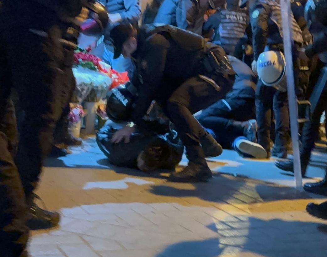 O sırada anayasal hakkını kullanmak isteyen bir genç!..