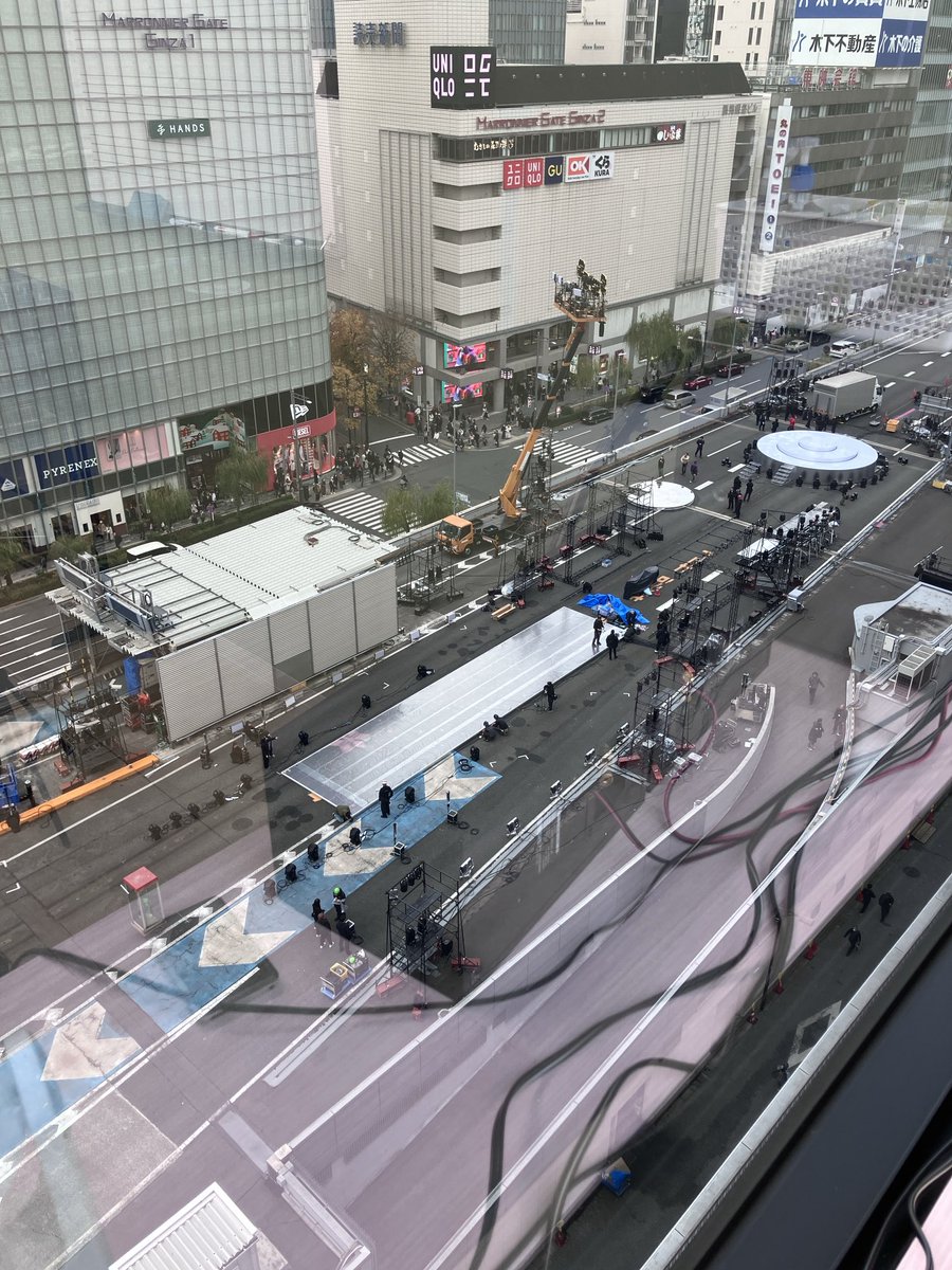 西銀座JCT辺り
高速道路の上でステージと照明の設営中？
何かしら⁇