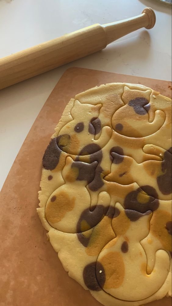 sweetxdessert's tweet image. Cat shaped sugar cookies