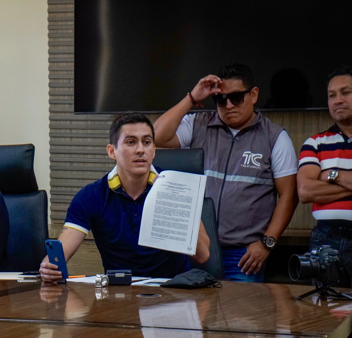 A pesar de las represalias y los ataques políticos que han lanzado en mi contra durante más de un mes para intentar quebrarme, mi postura no claudicó ni cambiará jamás. 

Mi compromiso es con el pueblo que me eligió, no con los negocios de unos pocos.