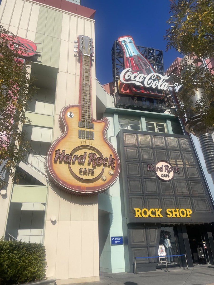 vvkandaiski's tweet photo. B’z ドームツアー「B’z LIVE-GYM 2025 -FYOP-」を祝うスペシャルデー「B’z Special Day」
#ハードロックカフェ https://t.co/gtUbvZ8tWW