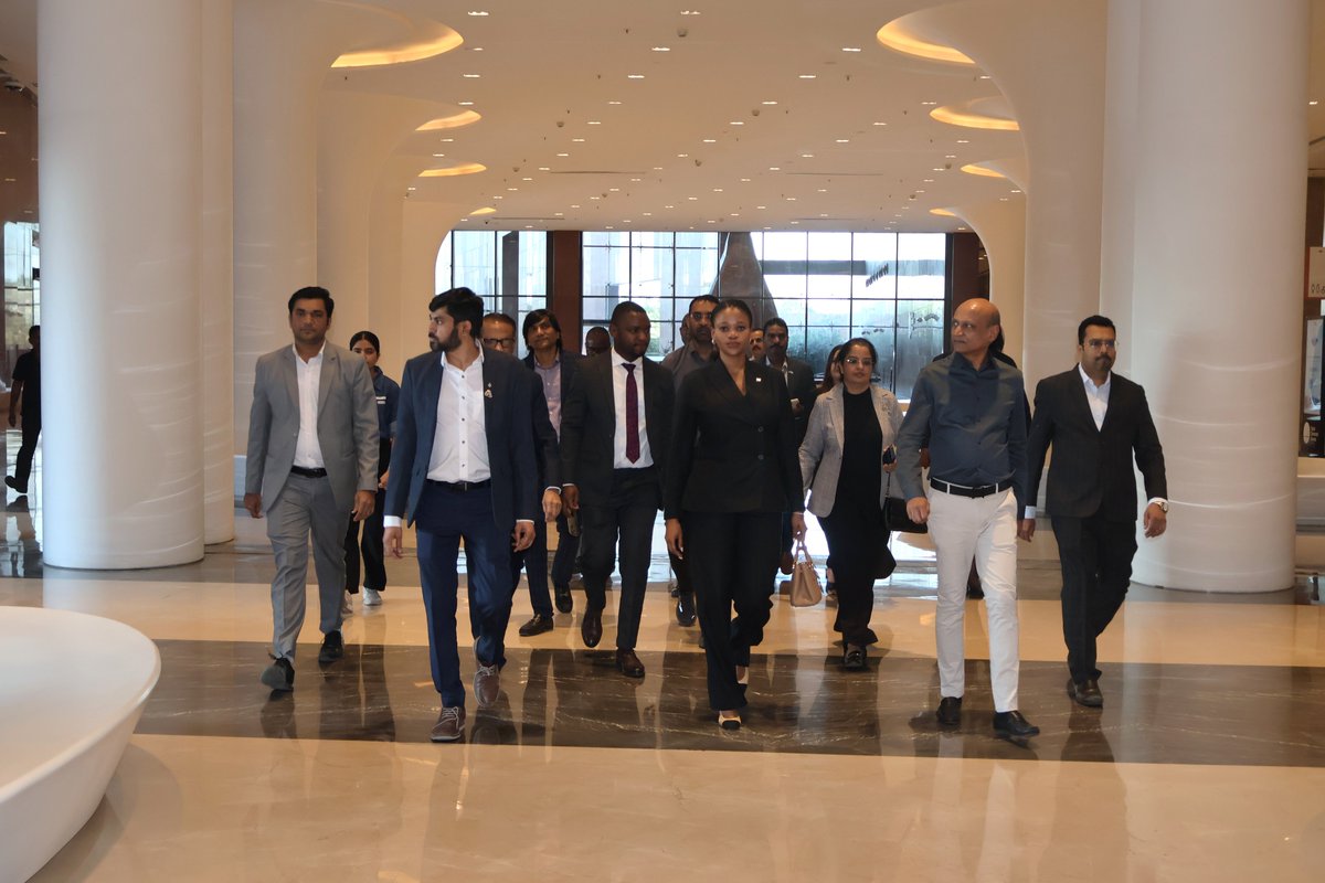 sdbbourse's tweet photo. Hon’ble Ms. @BogoloKenewendo , @minerals_energy, Government of Botswana, visited the @sdbbourse and lauded its world-class infrastructure, highlighting opportunities for deeper India–Botswana collaboration in the global diamond ecosystem.

#IndiaBotswana #DiamondEcosystem https://t.co/pcETuxudQY