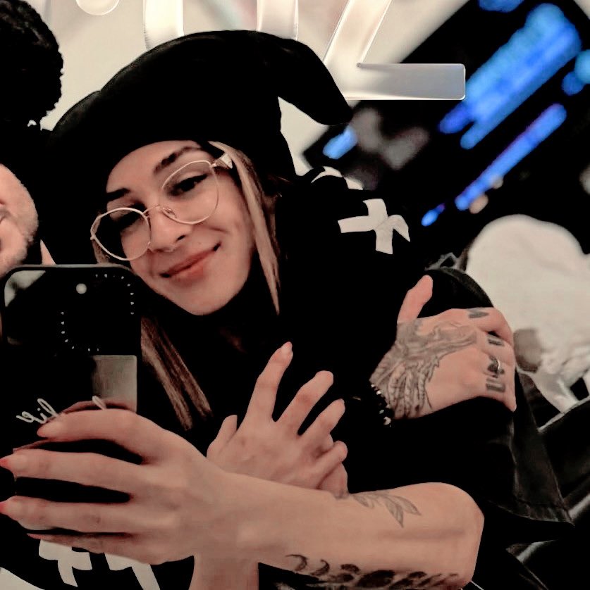 prophecychanges's tweet image. ellie in glasses 🤓