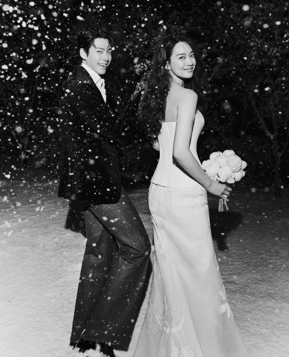frenziction's tweet photo. 10 years of dating and when kim woo bin was diagnosed with cancer, shin min ah stayed by his side to take care of him, and now they’re married 🥹🫶🏻🌻 https://t.co/QTyHBWRbQr