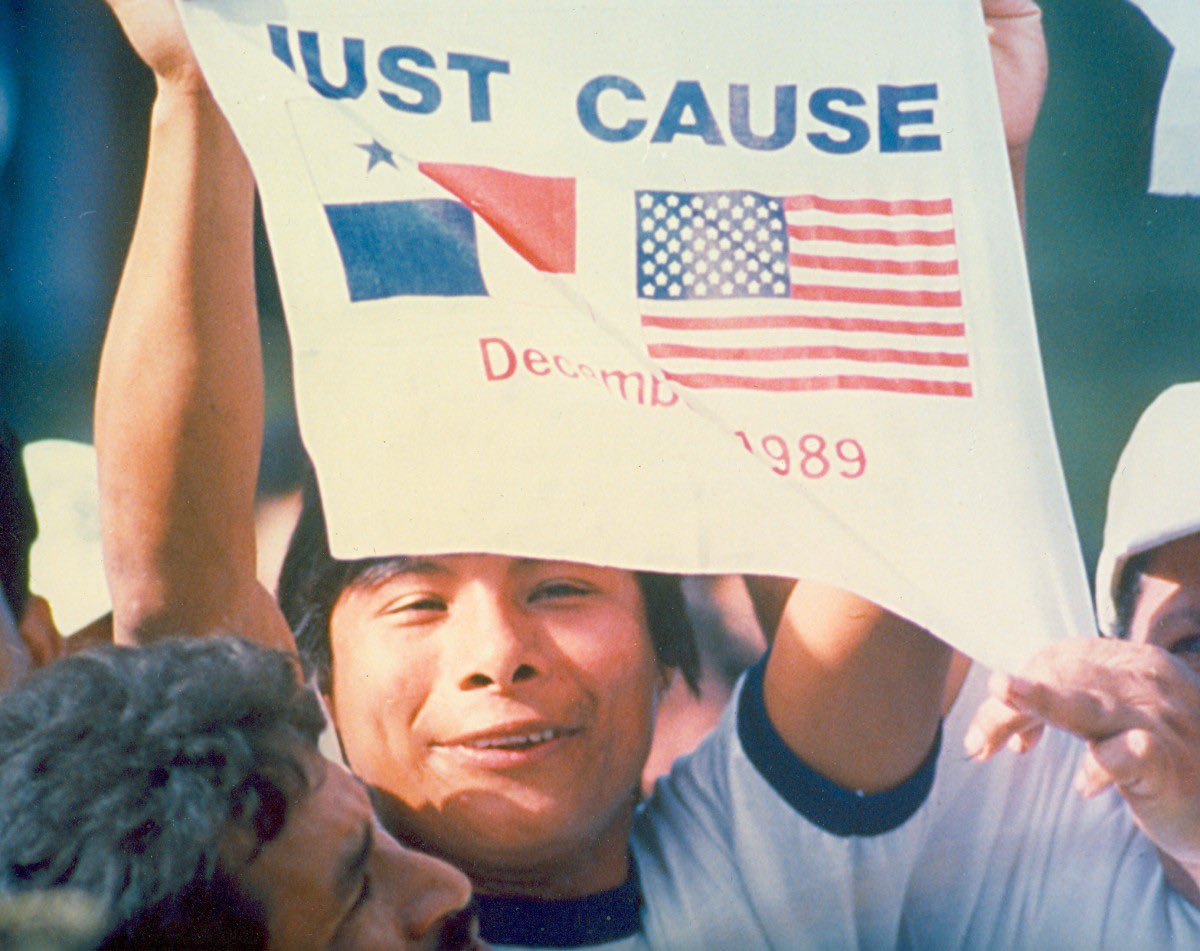 varelapopi's tweet image. A esta misma hora,  12:30 a.m. del 20 de diciembre de 1989, Panamá cambió para siempre.

Esa noche, al escuchar las bombas, lo primero que hice fue esconder las leches de mi hijo de apenas un año. Tenía miedo de que los Batallones de la Dignidad irrumpieran en mi casa y se las…
