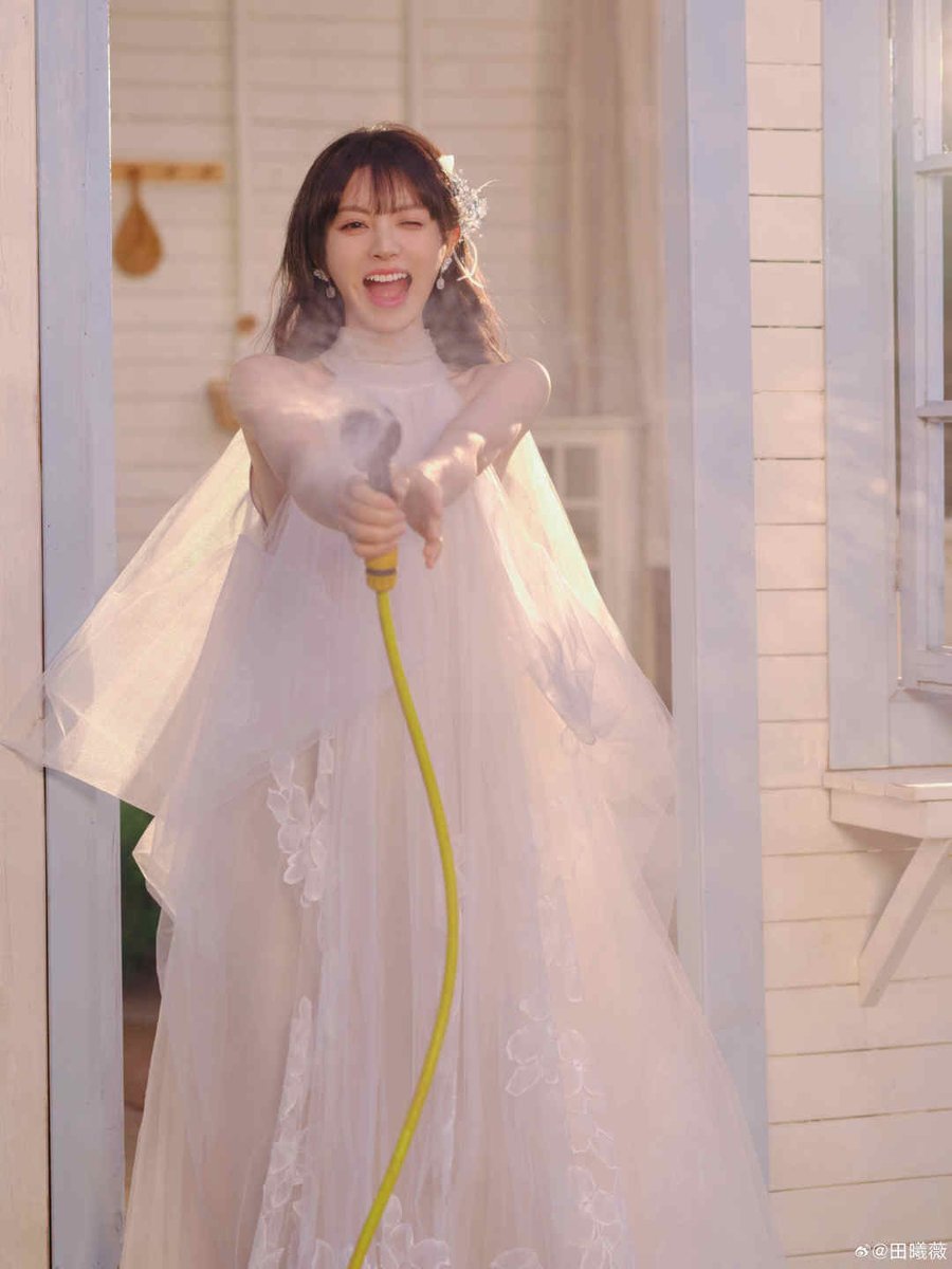 xikwei's tweet photo. Between veil-light and trembling petals, I promise myself this: to love gently, to dream bravely, and to never dim my softness https://t.co/Ozfvq3oAE5