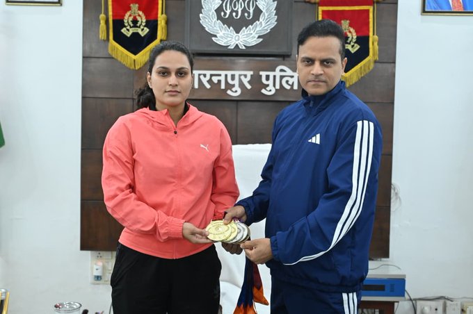 EkSandesh24's tweet image. सहारनपुर की महिला कांस्टेबल रिया वर्मा ने अमेरिका में आयोजित 'वर्ल्ड पुलिस एंड फायर गेम्स' में 5 पदक (2 स्वर्ण, 2 रजत, 1 कांस्य) जीतकर इतिहास रच दिया है।SSP सहारनपुर ने इस बड़ी कामयाबी पर उन्हें सम्मानित किया।#PoliceAchievement #WomenEmpowerment #SaharanpurPolice #BreakingNews