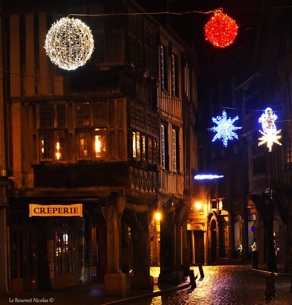 Bonjour
Les illuminations de Noël dans la rue de l'Apport Dinan.
Je vous souhaite une bonne journée.
#dinan #cotesdarmor #bretagne #MagnifiqueBretagne #MagnifiqueFrance #magnifiquecotesdarmor