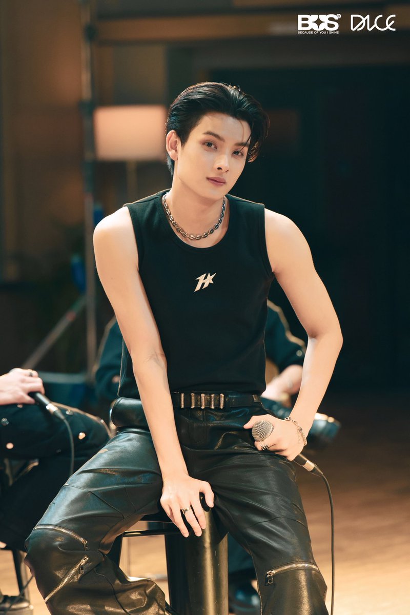 หุ่นขุนพลลีนมาก พอใส่เสื้อกล้ามแล้วเข้ากับขุนเลย ลุคนี้คือโคตรหล่อ 1000/10 💥

#KHUNPOL
#BUSDICELIVESESSION
#BUS_แค่ไหนแค่นั้น