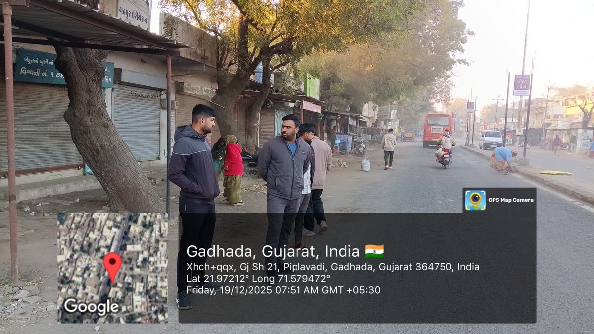 GadhadaN's tweet photo. આજરોજ ગઢડા નગરપાલિકા ની સેનીટેશન ટીમ ને સાથે રાખી સવાર માં થતી સફાઈ નું નિરીક્ષણ ચીફ ઓફિસર શ્રી ગઢડા દ્વારા કરવામાં આવ્યું. ફરજીયાત ડસ્ટબીન નો ઉપયોગ કરવા દુકાનદારો ને સમજૂત કર્યા. 
@AhmedabadRcm 
@sbmugujarat 
@GujUrban https://t.co/ymghJc2Foa