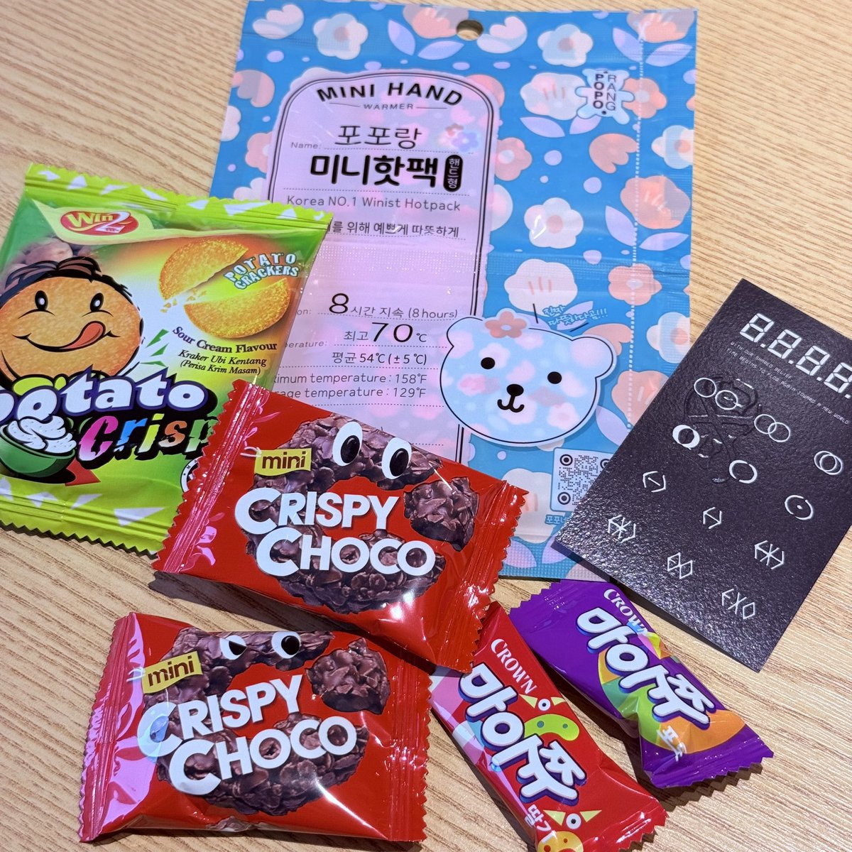 HSehun94's tweet photo. exo prepared snacks and hot packs for fans attending MMA today 
(perhati jeee potato crackers 🇲🇾) 🤣luvvvvvvv 

cc: op photo https://t.co/5FPrHjrjvR