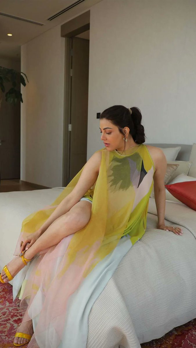 ChaosHubIN's tweet image. Just one look from Kajal… and your heart skips, your mind wanders 😏🔥
Who’s ready to get lost in the heat?
💬 Comment | ❤️ Like | 🔁 Share
#KajalAggarwal #EngagementGoals #toohottohandle