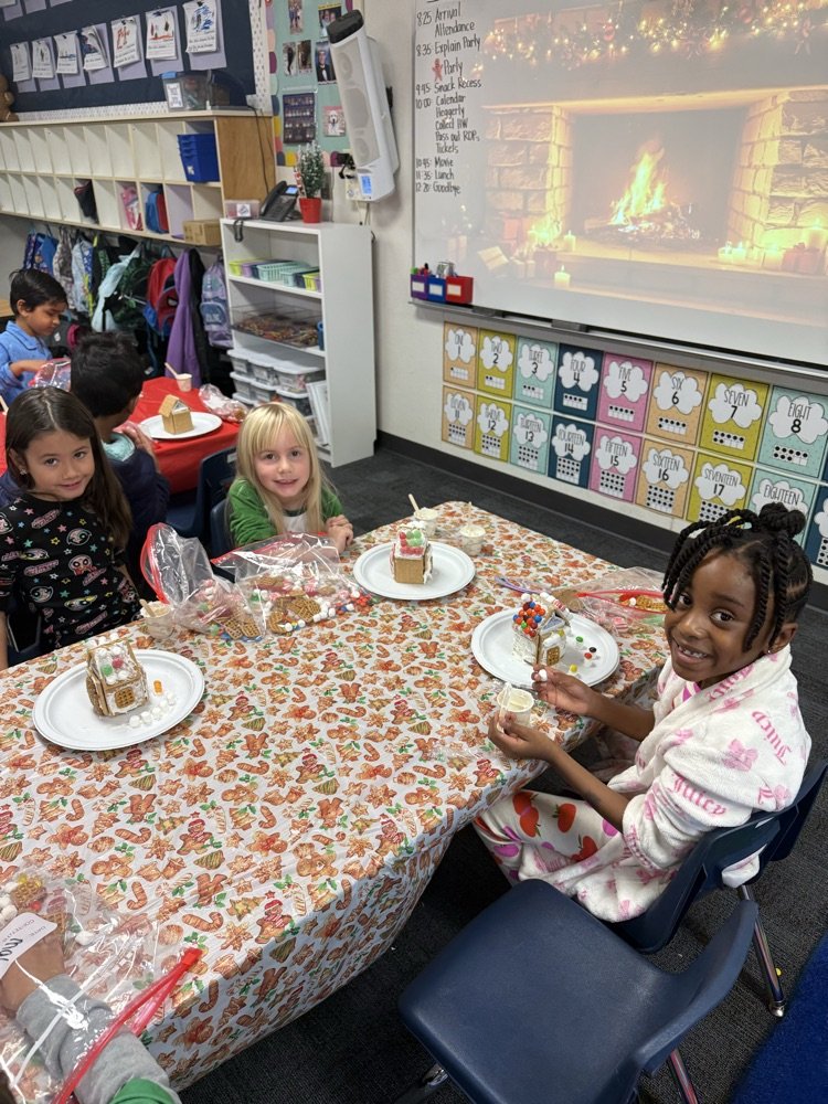 JulieCroy11's tweet image. Enjoying some holiday traditions at Loma Vista Elementary. #weareBUSD #lvpride