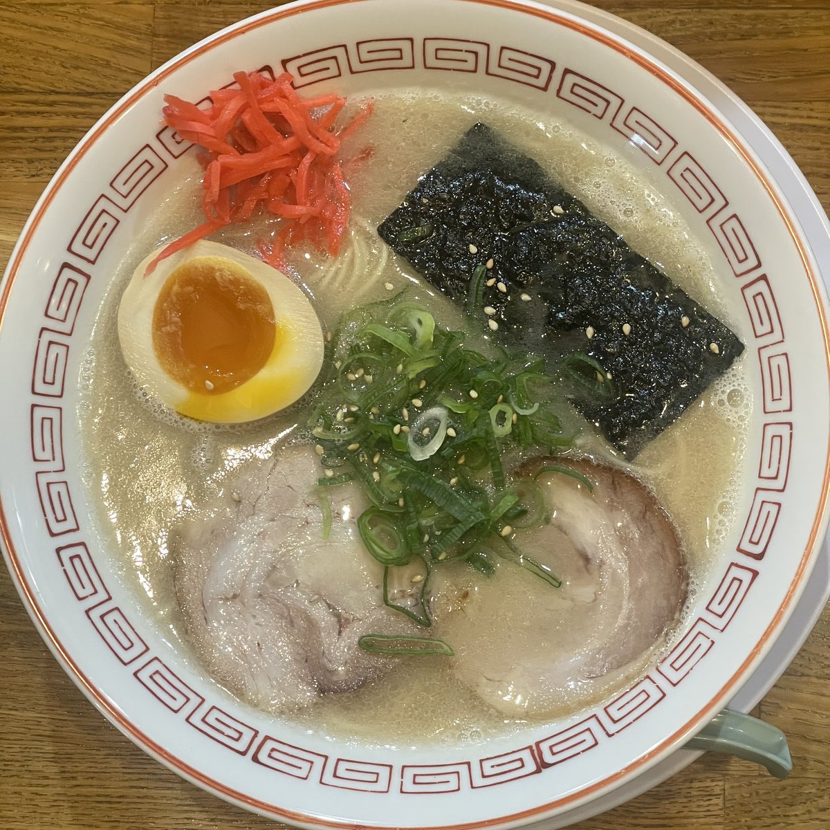 らーめん だるま大使 －無限－＠たまプラーザなう。博多風だるまらーめん、を麺の硬さ普通で。んまい♪ 博多風が付くこっちはスープが少しサラッとしてるのかな。ん〜、豚骨コッテリのオリジナルの方が好みか。