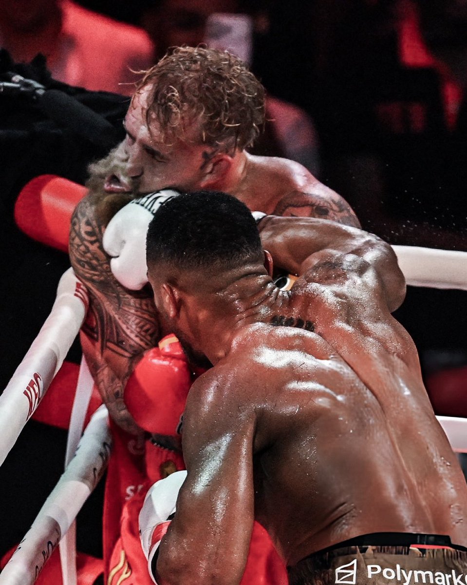 Full_Violence's tweet photo. This photo of Anthony Joshua landing on Jake Paul 🥴 https://t.co/96R8De15vb
