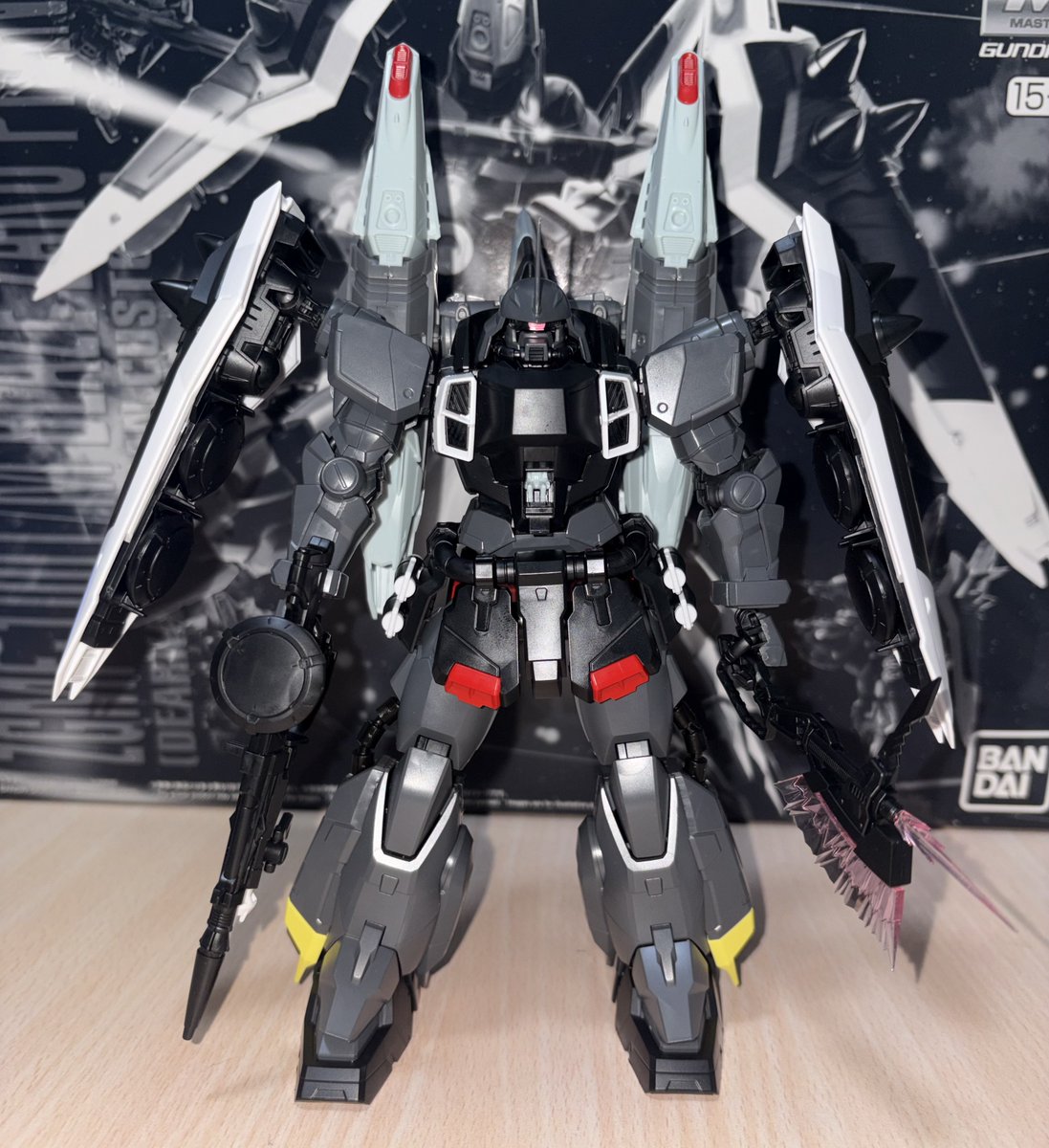 akira_lux_sasa's tweet photo. 「ディアッカ・エルスマン、ザク発進!!」

一気に作り終えたーヽ(*＾ω＾*)ﾉ
(デカールは…匠の域。素人が手を出しちゃダメだ笑)
後ろにビーム突撃銃をマウントも出来るよ〜

しかし、余剰パーツが多いんだが…ザクウォーリアにも改造出来るよって事なのかな？ https://t.co/y0Zod7MuaY