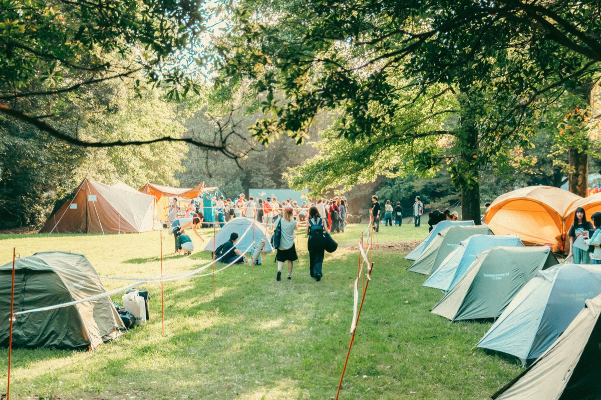 #森の映画祭 はキャンプインフェスなので、テント泊も楽しめます。毎年のアンケートによると、森の映画祭に来られている方のうちキャンプに慣れている方は約25%のみ。約25%の方は初めてのキャンプで、残りの方も久しぶりのキャンプなんだとか。キャンプの第一歩にもいいのかもしれません。