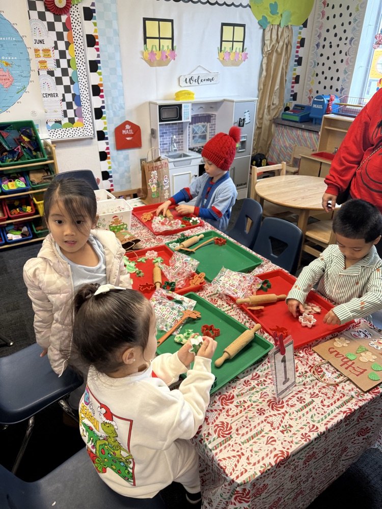 JulieCroy11's tweet image. TK students enjoying holiday themed centers. #lvpride #weareBUSD