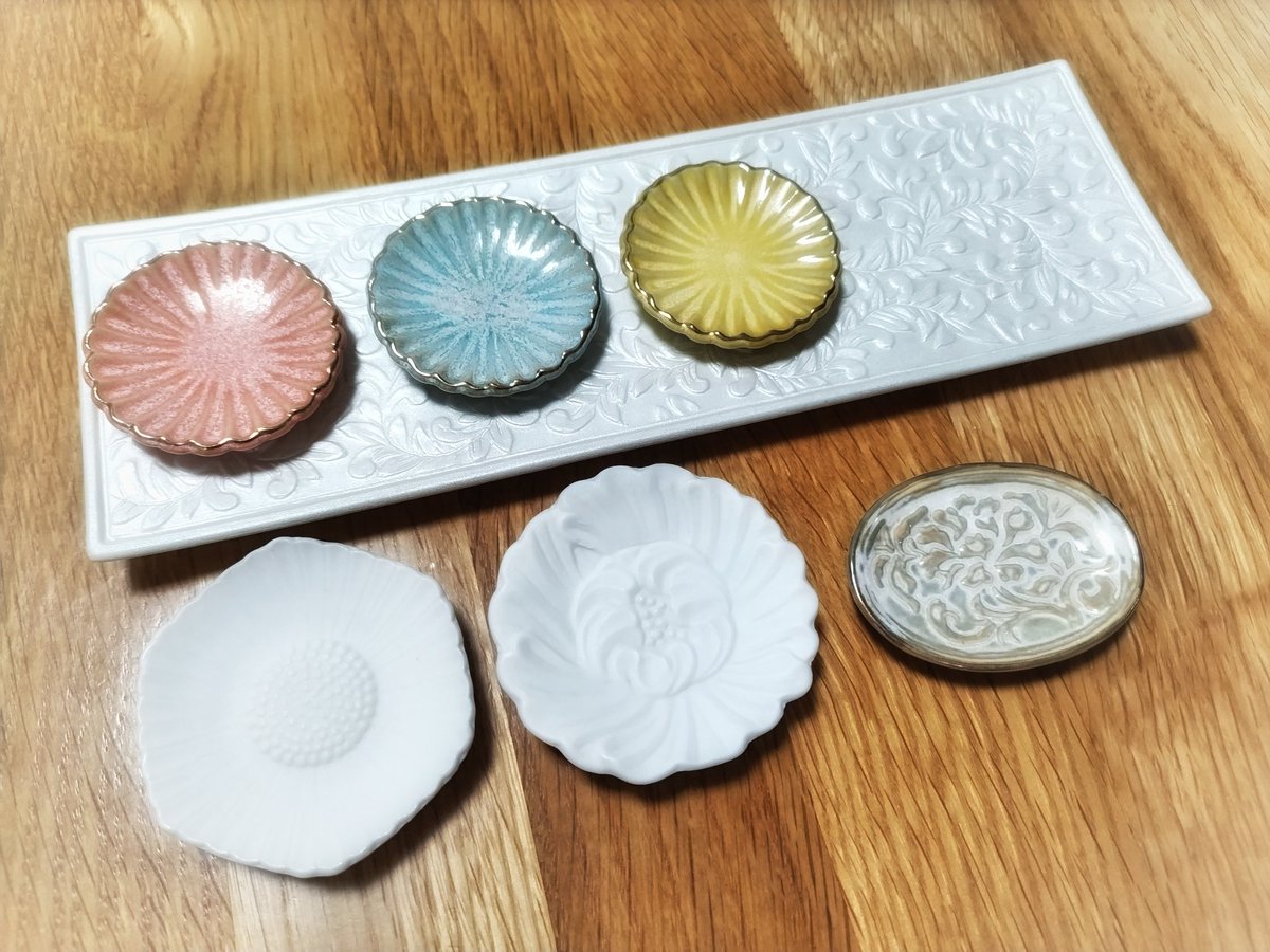 今年最後の販売も終わり、今週は帰省してきました。
地元長崎なんですが、焼き物見るの好きなので波佐見焼と有田焼見てきてめちゃくちゃ可愛い皿をゲット。
アクセサリートレイにしようと思います。