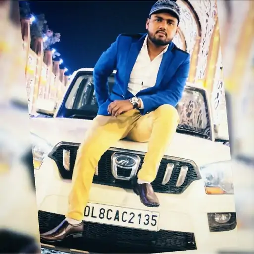 askrajeshsahu's tweet photo. गोंडा में 25 साल के इंजीनियर अभिषेक श्रीवास्तव ने सुसाइड किया। अभिषेक के मामले में जो कुछ  निकलकर सामने आया वह बहुत हैरान करने वाला है। असल में अभिषेक घर के सामने रहने वाली शादीशुदा महिला से प्यार कर बैठे थे, लेकिन महिला प्यार का नाटक कर रही थी। असल में  उसकी प्रॉपर्टी पर थी। पहले अकेले ही इस खेल में शामिल थी।

जब उसके पति को इस बात का पचा चला तो वह भी इस नाटक में शामिल हो गया। फिर दोनों उससे पैसे ऐंठने लगे। 6 महीने में 7 लाख रुपए ऐंठे। इसमें 2 लाख की शॉपिंग और 5 लाख रुपए कैश शामिल है। धीरे-धीरे अभिषेक नाटक को समझ गया और दूरी बना ली।

इसके बाद प्रेमिका उस पर बातचीत का दबाव बनाने लगी। वह नहीं माना तो तो झूठा केस दर्ज करा दिया। आरोप लगाया कि इंजीनियर ने उसके अश्लील फोटो को खींच लिए हैं। ब्लैकमेल कर रहा है। पुलिस ने इंजीनियर को अरेस्ट कर जेल भेज दिया।

जेल से छूटा तो केस खत्म करवाने के लिए महिला और उसका पति 10 लाख रुपए मांगने लगे। शर्त रखी कि जिंदगी में जब भी उन्हें पैसे की जरूरत होगी, इंजीनियर को देने होंगे। फिर चाहे प्रॉपर्टी बेचनी पड़े या एफडी तोड़नी पड़े। इससे अभिषेक टूट गया। सारे सबूत इकट्‌ठा किए। गुरुवार शाम कमरे में वॉट्सऐप चैट और वीडियो कॉल के 35 प्रिंटआउट लगाए और फंदे से लटककर जान दे दी।

पुलिस ने सोनल सिंह और उसके पति अजीत सिंह को गिरफ्तार कर लिया गया है।