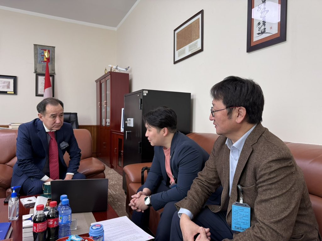 Хоёр сарын өмнө CERN-д ажиллаж буй Монголын залуу судлаач, LHCb судалгааны багийн ахлагч Др.Б.Баасансүрэн, түүний эрдэмтэн багш Онол их энергийн лабораторийн эрхлэгч Др.Ц.Энхбат нартай уулзаж байв.

Харин саяхан эрдэмтэд маань CERN-ийн урилгаар LHCb хөтөлбөрийнх нь хүрээнд тэнд