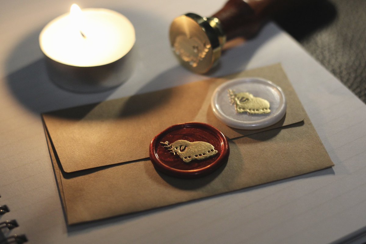 今回のノベルティのシーリングスタンプ🕯️
平和の象徴であるオリーブの枝をくわえたたれみみさんのデザインを2カラーご用意しています🕊️

mumoco.official.ec/blog/2025/12/1…