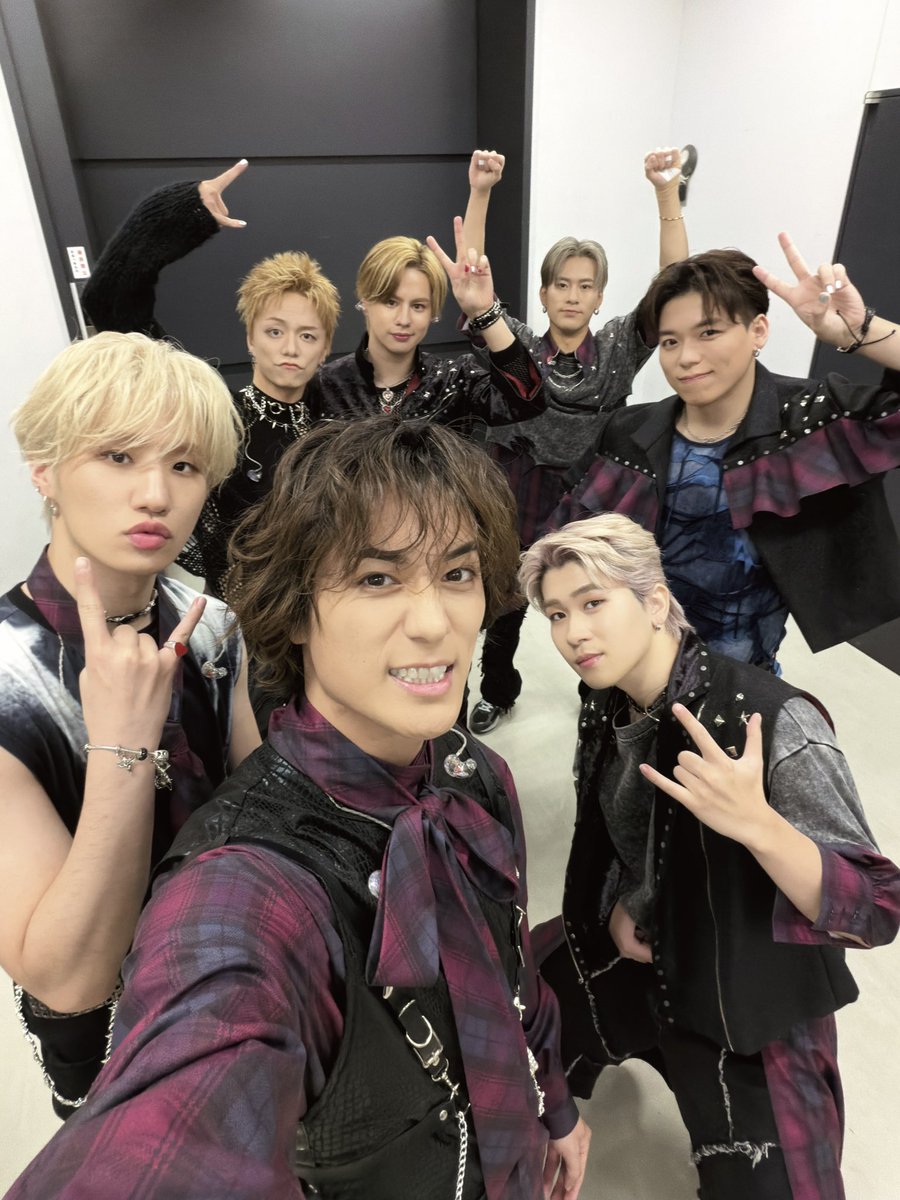 ballistik_fext's tweet photo. 『バリバリ！BANDやろうぜ！！』DAY3

THANK YOU🎸🔥✨

┈┈┈
⏩Next...
🗓️12/21(日)
⏰1部 OPEN 11:45 / START 12:30
⏰2部 OPEN 16:45 / START 17:30
📍日本青年館ホール
🎫チケット詳細はこちら
https://t.co/cPh7SR0gtf
┈┈┈

@BBBY_BBZ_
#BBBY #バリバリバンドやろうぜ
#BALLISTIKBOYZ https://t.co/766dxL9xIp