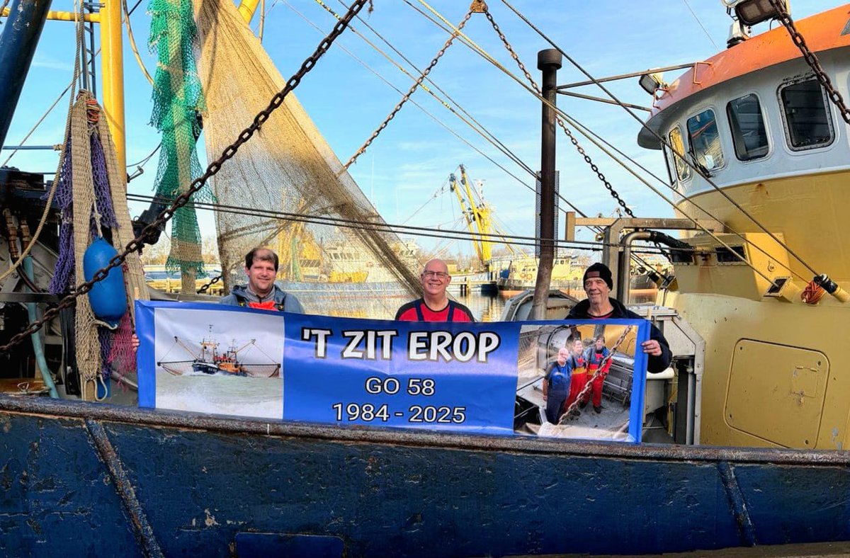 5 vragen aan #garnalenvisser Koos de Visser (midden), die vrijdag afscheid nam van zee. Zijn GO 58 'Jakoriwi' gaat naar de sloper i.h.k.v. de saneringsregeling die de overheid heeft uitgeschreven. Er verdwijnen komende tijd zo'n 65 garnalenkotters. 
facebook.com/share/p/17kk3B…