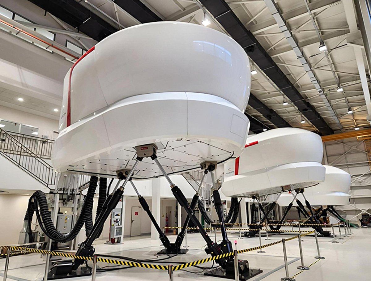 3 farklı motor seçeneğine sahip A 320 Tam Uçuş Simülatörümüz EASA Seviye D sertifikası alarak THY'de eğitim vermeye hazır hale geldi.✈️

Görüntüleme Sistemimiz STARVIEW ise EASA Level D sertifikasyon süreçlerinden ilk kez geçerek simülatörde kullanılmaya başlandı.

Hayırlı olsun.