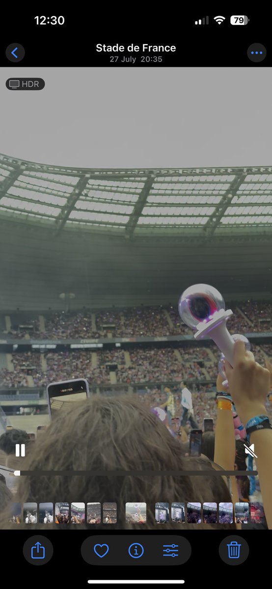 mlyspp's tweet image. puis il y a les kpop stan et leur lighsticks de merde !!!