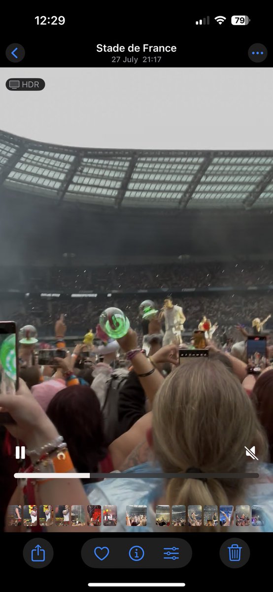 mlyspp's tweet image. puis il y a les kpop stan et leur lighsticks de merde !!!