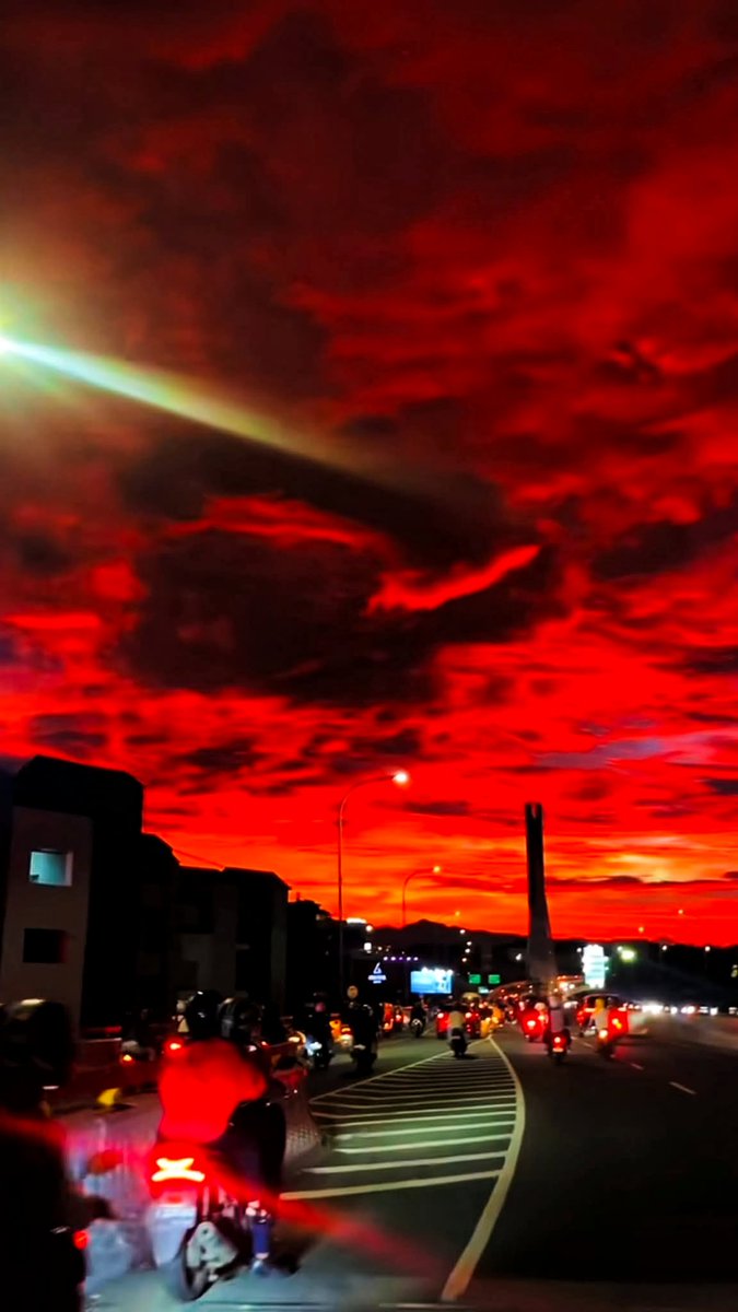 alulei334's tweet photo. red sky in the afternoon above the land of Pandeglang banteng Indonesia
#skyred #sky #sunset https://t.co/ZERMARxgGQ