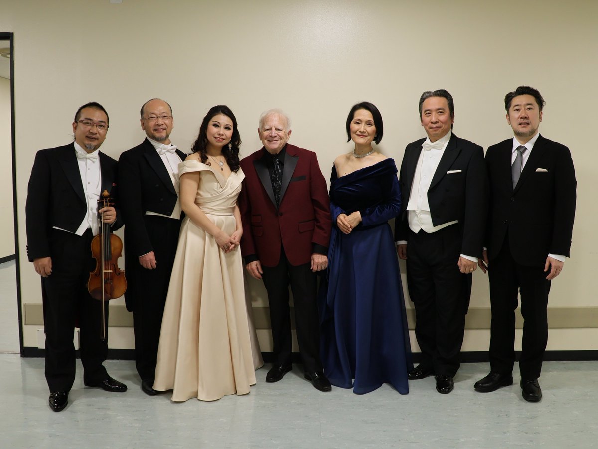 NHKSO_Tokyo's tweet photo. #N響 ベートーヴェン「第9」演奏会
2025年12月20日(土)
NHKホール

#nhkso #LeonardSlatkin 

演奏後のバックステージとカーテンコールの模様を📸

指揮 #レナード・スラットキン
コンサートマスター #長原幸太
ソプラノ #砂田愛梨
メゾ･ソプラノ #藤村実穂子
テノール #福井敬
バリトン #甲斐栄次郎
新国立劇場合唱団 合唱指揮 #冨平恭平

多くのお客様にご来場いただき、ありがとうございました🎶
N響第9公演は、明日以降も続きます。引き続きご期待ください✨
12月21日(日)14時開演 NHKホール(完売)
12月23日(火)19時開演 NHKホール(チケット発売中)
12月24日(水)19時開演 NHKホール(チケット発売中) 
12月26日(金)19時開演 サントリーホール(完売)
チケットはこちら🔗https://t.co/5E2pWobyhS