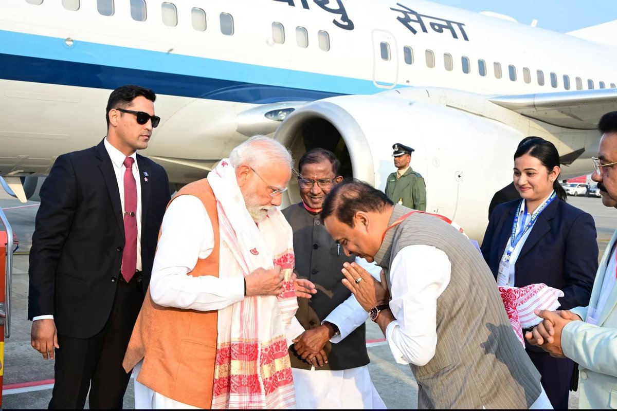 BJPMM4ASSAM1's tweet photo. দুদিনীয়া ভ্ৰমণসূচীৰে অসমত উপস্থিত হৈছে দেশৰ যশস্বী প্ৰধানমন্ত্ৰী @narendramodi ডাঙৰীয়া । 
লোকপ্ৰিয় গোপীনাথ বৰদলৈ আন্তৰ্জাতিক বিমানবন্দৰত মাননীয় প্ৰধানমন্ত্ৰী ডাঙৰীয়াক অসমলৈ উষ্ম আদৰণি জনায় মাননীয় মুখ্যমন্ত্ৰী হিমন্ত বিশ্ব শৰ্মা ডাঙৰীয়াই ।
#AssamWelcomesModi https://t.co/p4G2AlooEs